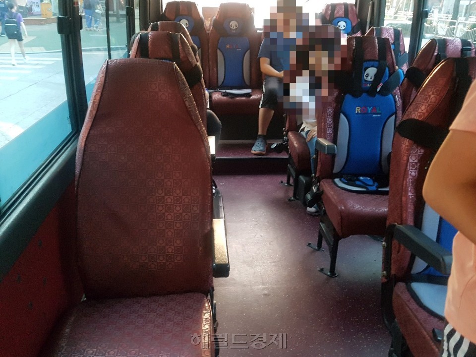 학원 버스 차량 출발전. 안전벨트를 맨 학생들은 없었다.  정세희 기자/say@