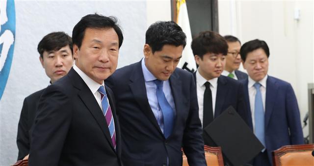 바른미래당 손학규 대표와 오신환 원내대표 등 최고위원들이 17일 오전 국회에서 열린 최고위원회의에 참석하고 있다.  [연합]