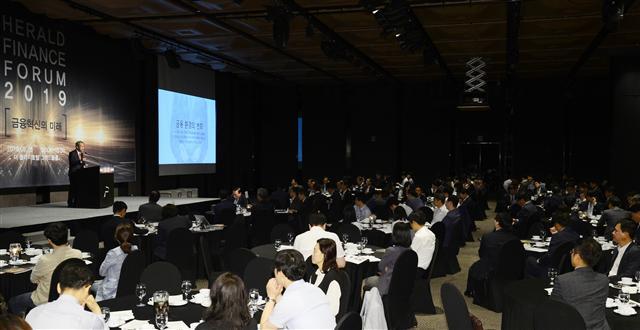16일 서울 소공로 더 플라자호텔 그랜드볼룸에서 열린 ‘2019 헤럴드금융포럼’에는 정계ㆍ관계ㆍ금융계 관계자 200여명이 참석해 뜨거운 관심을 보였다.  [박해묵 기자/mook@]