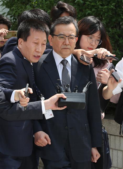김학의 전 법무부 차관이 16일 오후 서울 서초구 서울중앙지법에서 열린 영장실질심사를 마치고 법원을 나서고 있다.  [연합]