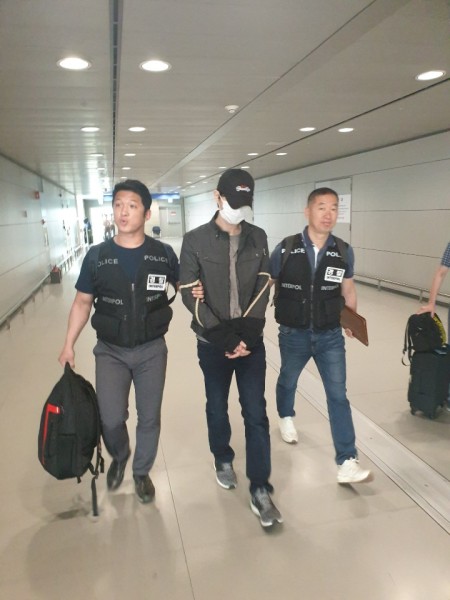 [사진=국내로 압송되는 피의자, 경찰청 제공]
