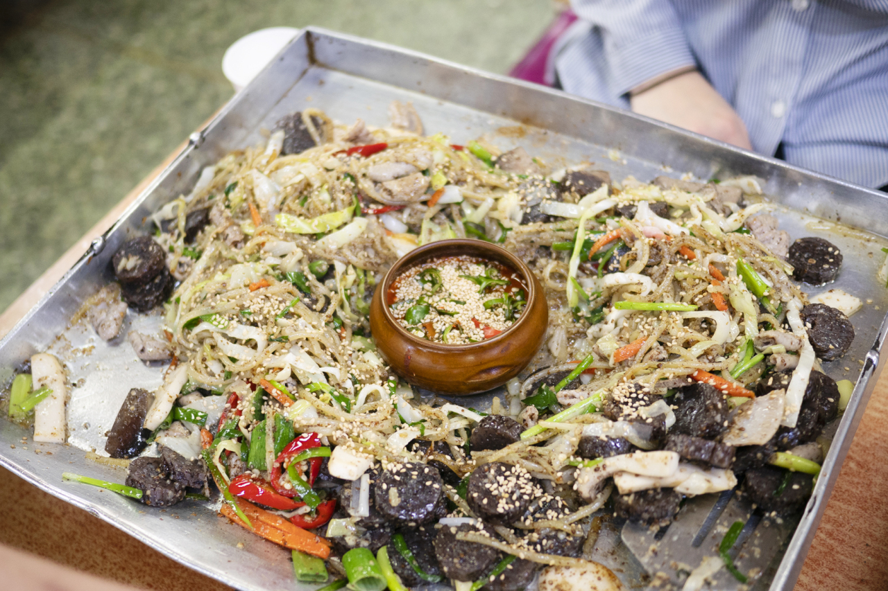 Sundaebokkeum, stir-fried blood sausage (Lee Sun-hye/The Korea Herald)
