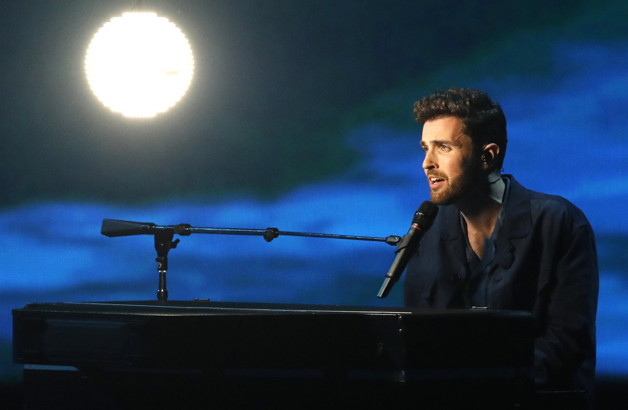 Duncan Laurence of the Netherlands performs the song "Arcade" during the 2019 Eurovision Song Contest grand final in Tel Aviv, Israel, Saturday, May 18, 2019. (AP-YONHAP)