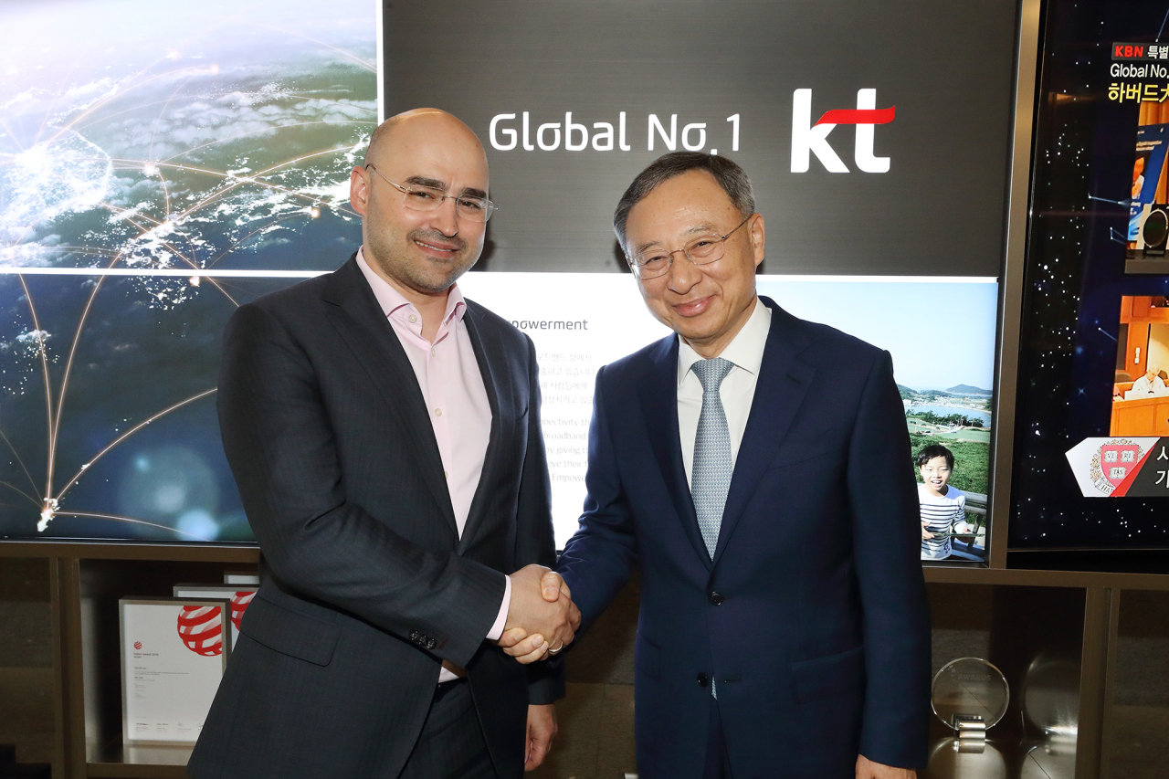 KT’s chief Hwang Chang-gyu(left) shakes hands with MTS Group CEO Alexey Kornya on Friday at KT’s headquarters in downtown Seoul. KT