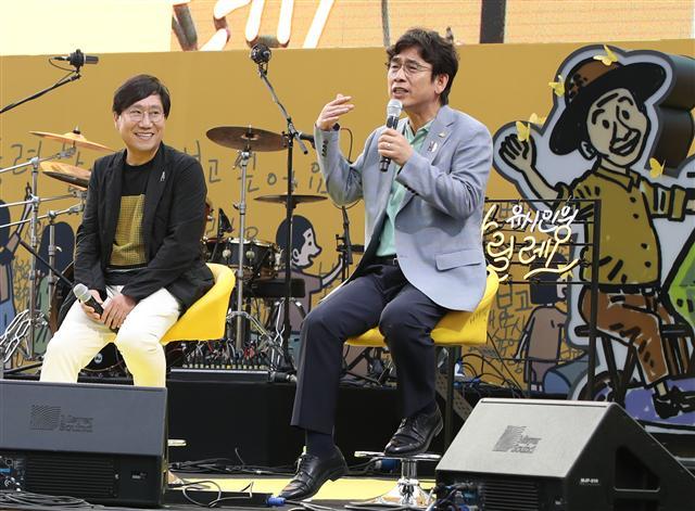 서울 광화문 광장에서 지난 18일 오후 열린 노무현 대통령 서거 10주기 시민문화제에서 사람사는세상 노무현재단 유시민 이사장(오른쪽)과 양정철 민주연구원장이 토크 콘서트를 하고 있다.    [연합]