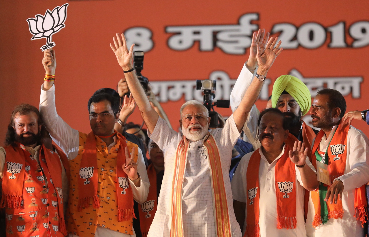 <YONHAP PHOTO-0169> epa07556038 Bhartya Janta Party (BJP) leader and Indian Prime Minister Narendra Modi (C) with other BJP candidates during an election campaign rally at Ramlila Maidan in New Delhi, India, 08 May 2019. Voting for the Parliamentary elections in Delhi will be held in a single phase on 12 May 2019. The parliamentary elections, which began on 11 April 2019, are to be conducted in seven phases throughout India and result will be announced on 23 May. EPA/HARISH TYAGI/2019-05-09 00:42:09/ <저작권자 ⓒ 1980-2019 ㈜연합뉴스. 무단 전재 재배포 금지.>
<YONHAP PHOTO-0169> epa07556038 Bhartya Janta Party (BJP) leader and Indian Prime Minister Narendra Modi (C) with other BJP candidates during an election campaign rally at Ramlila Maidan in New Delhi, India, 08 May 2019. Voting for the Parliamentary elections in Delhi will be held in a single phase on 12 May 2019. The parliamentary elections, which began on 11 April 2019, are to be conducted in seven phases throughout India and result will be announced on 23 May. EPA/HARISH TYAGI/2019-05-09 00:42:09/ <저작권자 ⓒ 1980-2019 ㈜연합뉴스. 무단 전재 재배포 금지.>