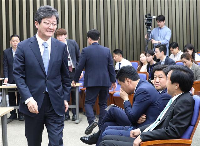 지난 15일 국회에서 열린 바른미래당 원내대표 선출 의원총회에서 유승민 의원(왼쪽)이 투표를 마치고 있다. 이날 유 의원이 응원한 오신환 의원이 원내대표로 선출됐다.  [연합]