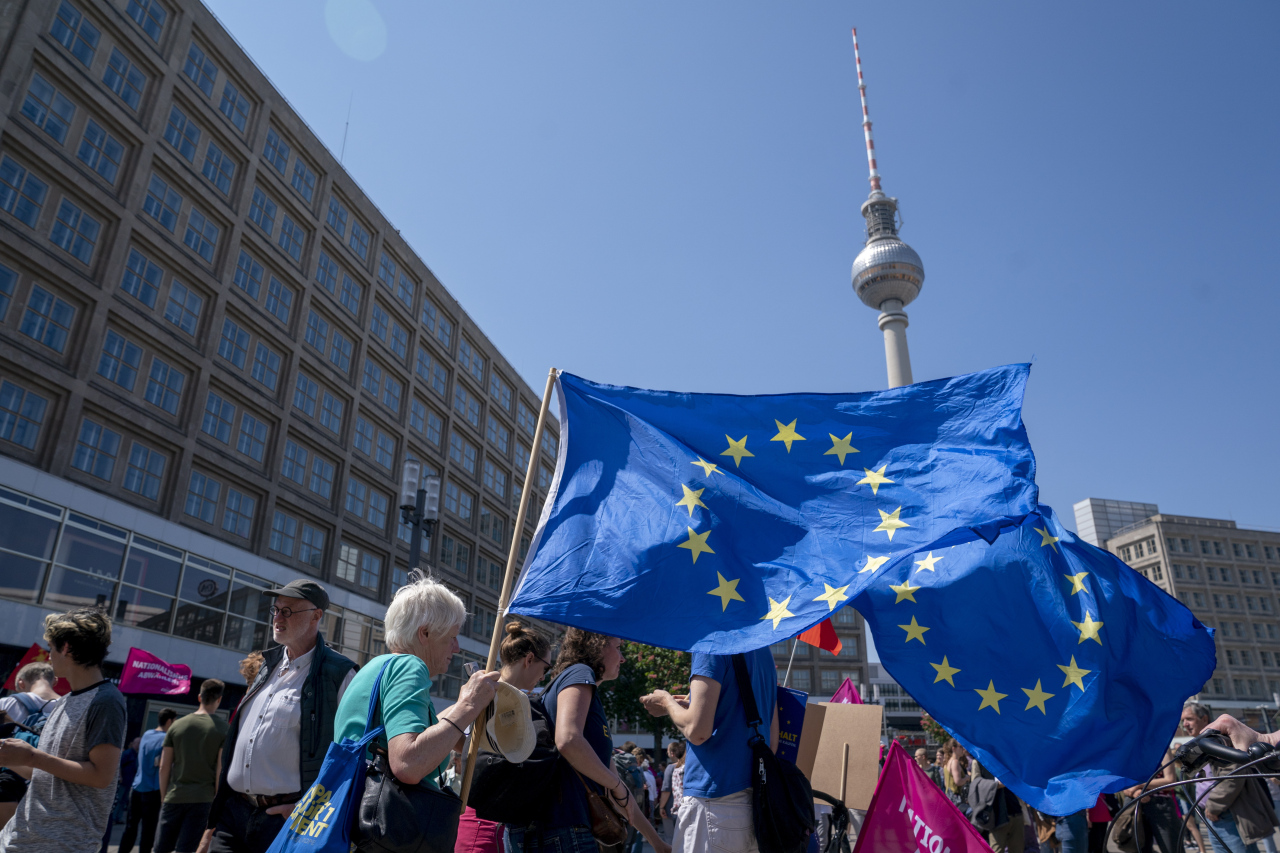 <YONHAP PHOTO-5176> epa07583810 People carry European flags during a demonstration for 'A Europe for All - Your Voice Against Nationalism!' at the Alexanderplatz in Berlin, Germany, 19 May 2019. An alliance for the Europe-wide campaign of more than 60 organizations and associations calls for a demonstration day one week before the European elections in several European capitals. EPA/ALEXANDER BECHER/2019-05-19 20:08:22/ <저작권자 ⓒ 1980-2019 ㈜연합뉴스. 무단 전재 재배포 금지.>
<YONHAP PHOTO-5176> epa07583810 People carry European flags during a demonstration for 'A Europe for All - Your Voice Against Nationalism!' at the Alexanderplatz in Berlin, Germany, 19 May 2019. An alliance for the Europe-wide campaign of more than 60 organizations and associations calls for a demonstration day one week before the European elections in several European capitals. EPA/ALEXANDER BECHER/2019-05-19 20:08:22/ <저작권자 ⓒ 1980-2019 ㈜연합뉴스. 무단 전재 재배포 금지.>