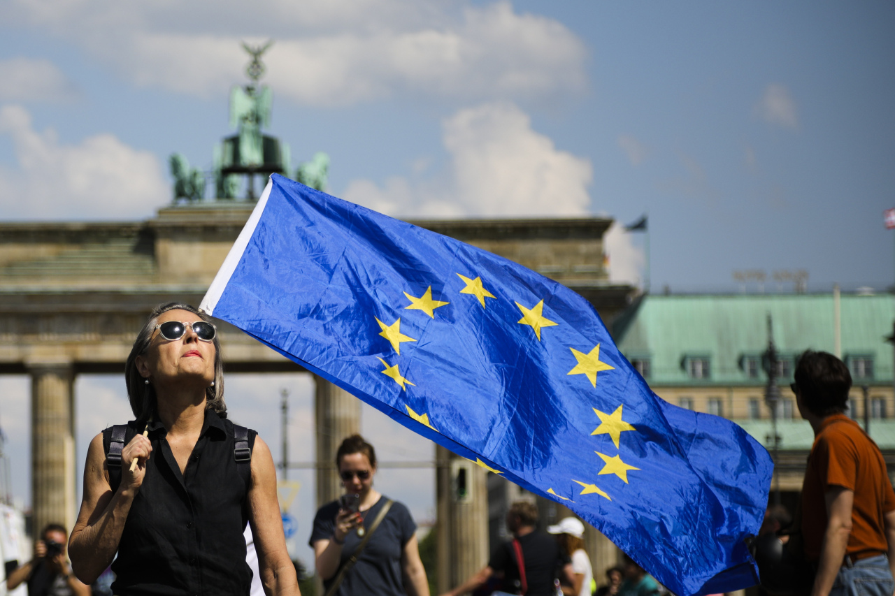 <YONHAP PHOTO-5447> A woman holds a European flag as she attends a demonstration in Berlin, Germany, Sunday, May 19, 2019. People across Europe attend demonstrations under the slogan 'A Europe for All - Your Voice Against Nationalism'. (AP Photo/Markus Schreiber)/2019-05-19 22:59:24/ <저작권자 ⓒ 1980-2019 ㈜연합뉴스. 무단 전재 재배포 금지.>
<YONHAP PHOTO-5447> A woman holds a European flag as she attends a demonstration in Berlin, Germany, Sunday, May 19, 2019. People across Europe attend demonstrations under the slogan 'A Europe for All - Your Voice Against Nationalism'. (AP Photo/Markus Schreiber)/2019-05-19 22:59:24/ <저작권자 ⓒ 1980-2019 ㈜연합뉴스. 무단 전재 재배포 금지.>