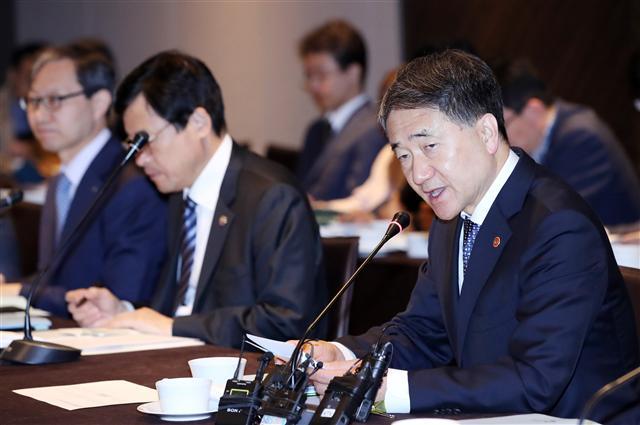 박능후 보건복지부 장관이 지난 3일 오전 서울 중구 플라자호텔에서 국민연금 기금운용위원회의를 주재하고 있다. [연합]