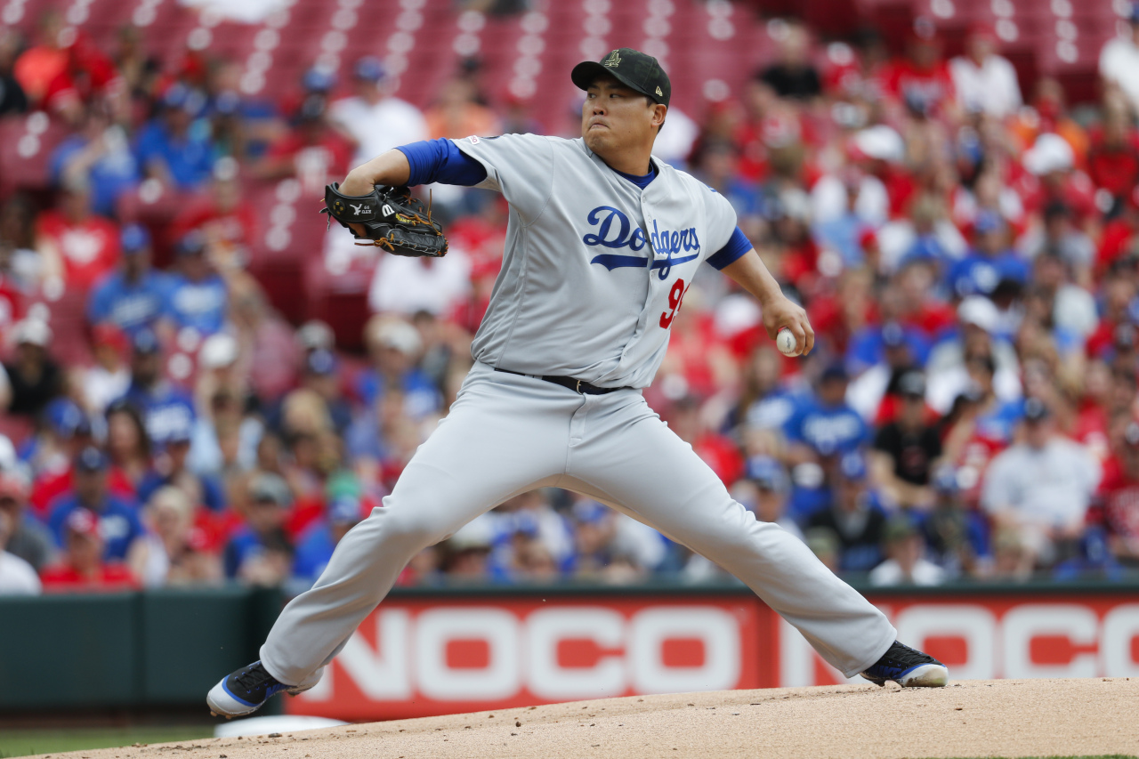 Los Angeles Dodgers starting pitcher Hyun-Jin Ryu throws in the first inning of a baseball game against the Cincinnati Reds, Sunday, May 19, 2019, in Cincinnati. (AP-Yonhap)