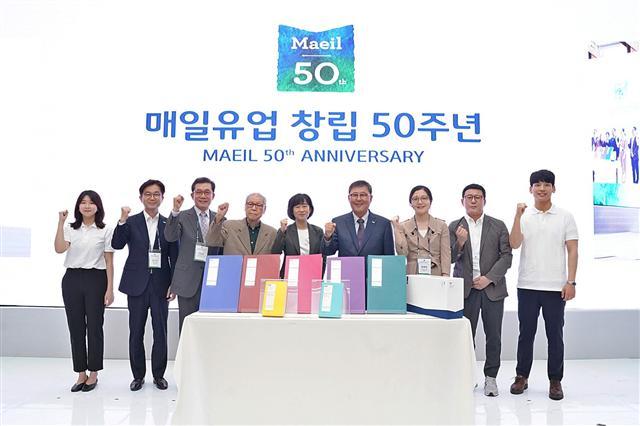 지난 17일 전북 고창에 있는 상하농원 파머스빌리지에서 열린 ‘매일유업 창립 50주년 기념식’에서 김정완 매일홀딩스 회장(오른쪽에서 네번쨰), 김선희 매일유업 사장(가운데)을 비롯해 전현직 임직원들이 사사총서 소개 퍼포먼스 후 기념 촬영하고 있다.  [매일유업 제공]