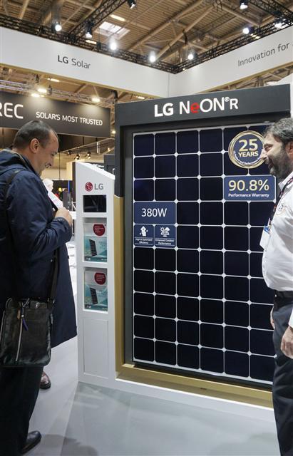 LG전자가 최근 독일 뮌헨에서 열린 세계 최대 태양에너지 전시회 ‘인터솔라 2019 (Intersolar 2019)’에 참가해 국내 최고 효율ㆍ국내 최대 출력(60셀 기준)을 달성한 태양광모듈 ‘네온 R’을 선보였다. [LG전자 제공]