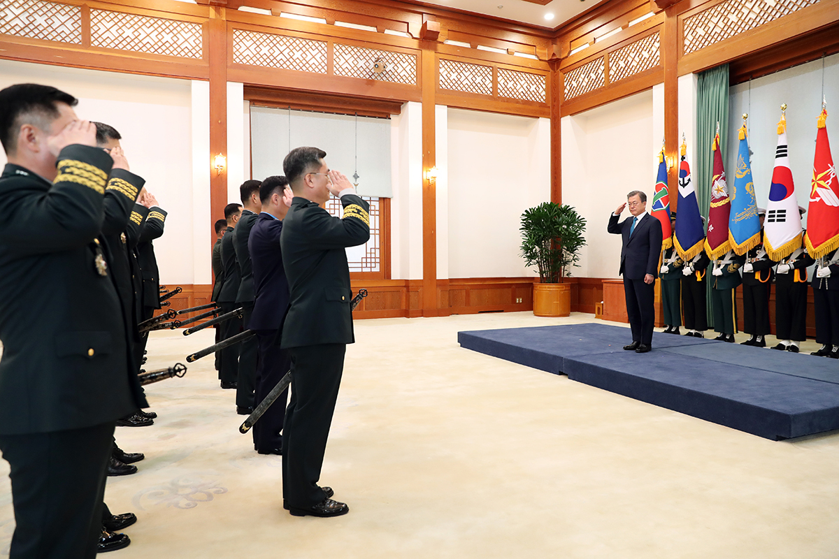 문재인 대통령이 지난달 15일 군 장성 진급 및 보직신고식에 참석해 경례를 받고 있다. [청와대 제공]
