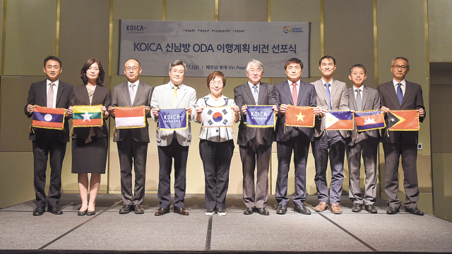 17일 베트남 후에에서 개최된  ‘코이카 신남방 ODA 이행계획 비전 선포식‘에서 이미경 코이카 이사장(왼쪽 다섯번째)과 아세안 국가 코이카 사무소장들이 기념촬영을 하고 있다.