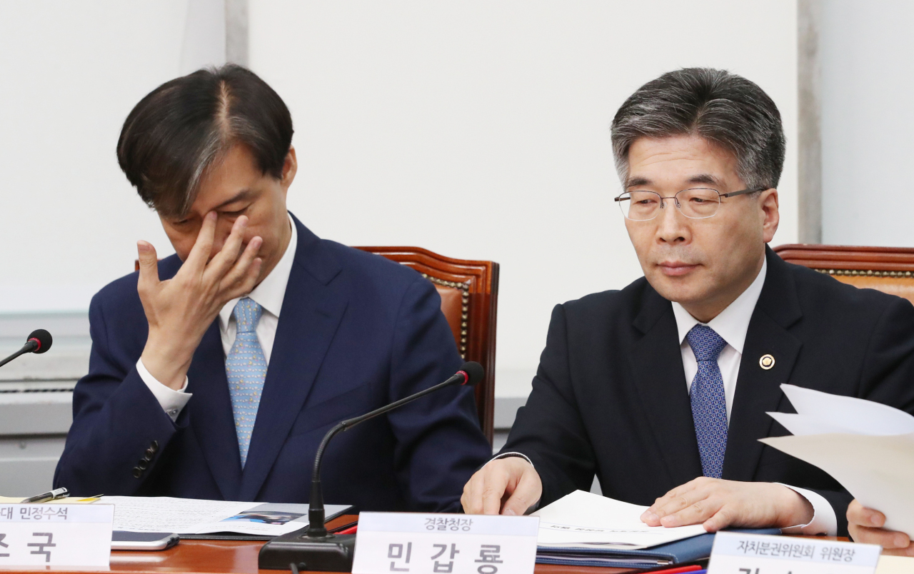 <YONHAP PHOTO-2211> 국회 찾은 조국 민정수석과 민갑룡 경찰청장 (서울=연합뉴스) 이진욱 기자 = 20일 오전 국회에서 열린 '경찰개혁의 성과와 과제'를 주제로 당정청 협의회에 조국 청와대 민정수석(왼쪽)과 민갑룡 경찰청장이 참석해 있다. 2019.5.20 cityboy@yna.co.kr/2019-05-20 11:47:34/ <저작권자 ⓒ 1980-2019 ㈜연합뉴스. 무단 전재 재배포 금지.>
<YONHAP PHOTO-2211> 국회 찾은 조국 민정수석과 민갑룡 경찰청장 (서울=연합뉴스) 이진욱 기자 = 20일 오전 국회에서 열린 '경찰개혁의 성과와 과제'를 주제로 당정청 협의회에 조국 청와대 민정수석(왼쪽)과 민갑룡 경찰청장이 참석해 있다. 2019.5.20 cityboy@yna.co.kr/2019-05-20 11:47:34/ <저작권자 ⓒ 1980-2019 ㈜연합뉴스. 무단 전재 재배포 금지.>