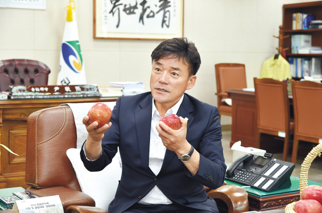 윤경희 청송군수가 꿀사과 청송사과를 소개하고 있다.
[청송군 제공]