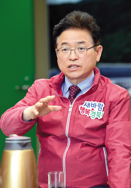 이철우 경북지사는 대구경북 통합신공항 이전, 포항지진특별법 제정 등 지역의 현안 해결을 위해 도정을 집중하겠다고 말했다.  [경북도 제공]