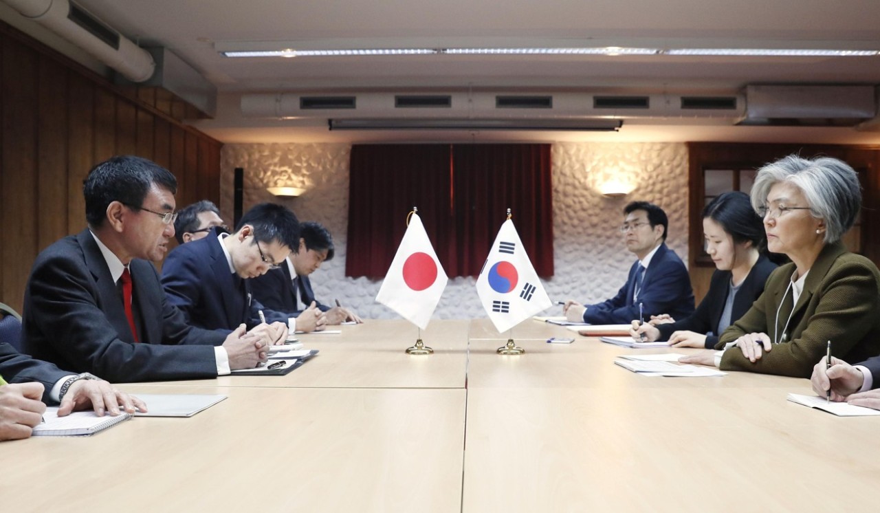 Japanese Foreign Minister Taro Kono (far left) and his South Korean counterpart Kang Kyung Wha hold talks in Davos, Switzerland, on January 23. (Kyodo)