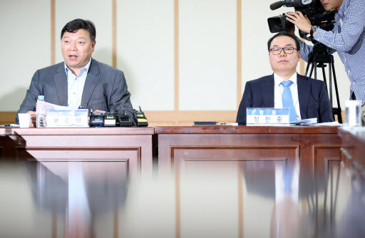 20일 오후 정부과천청사 법무부 대회의실에서 문준영 법무부 검찰과거사위원회 위원이 '장자연 사건' 관련 최종 심의 결과를 발표하고 있다. [연합]
