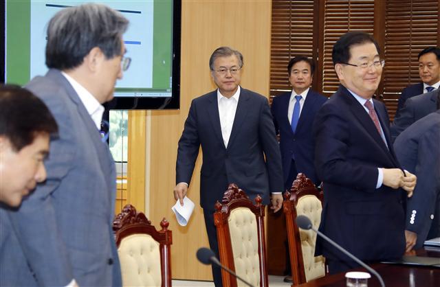 문재인 대통령이 20일 오후 청와대에서 열린 수석보좌관 회의에 참석하고 있다.  [연합]