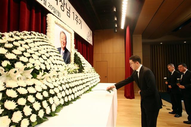 지난 20일 여의도 LG트윈타워에서 진행된 고(故) 구본무 회장 1주기 추모식에서 구광모 (주)LG 대표와 부회장단이 헌화하고 있다. [LG 제공]