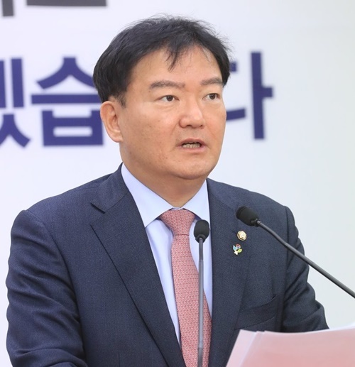 “더불어퀴어당 커밍아웃하라”…민경욱, 동성애 혐오 논평 논란