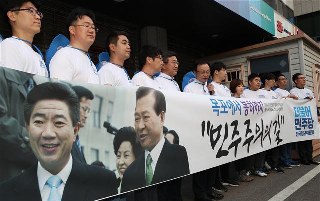 21일 서울 여의도 더불어민주당 중앙당사 앞에서 열린 목포에서 봉하까지 ‘민주주의의 길’ 출정식에서 이해찬 대표가 격려사를 하고 있다.    [연합]