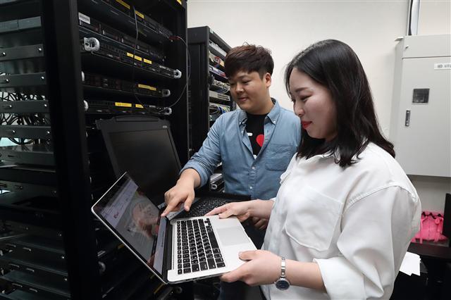 KT넥스알 빅데이터 연구원과 분석가들이 차세대 빅데이터 플랫폼 콘스탄틴의 요소 기술을 테스트하고 있다.  [KT넥스알 제공]