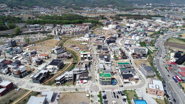 이천 예스파크는 도자기와 관련된 것을 원스톱으로 즐길 수 있는 곳이다. 전통가마로 도자기를 만들고 있는 남양 이향구 장인은 “많은 사람들이 이곳에 와서 도자기와 친숙해지고, 즐거운 시간을 보내고 갈 수 있으면 작가나 관람객 모두 좋은 일” 이라며 예스파크의 ‘홍보맨’을 자처하고 있다. 김성진 기자/withyj2@