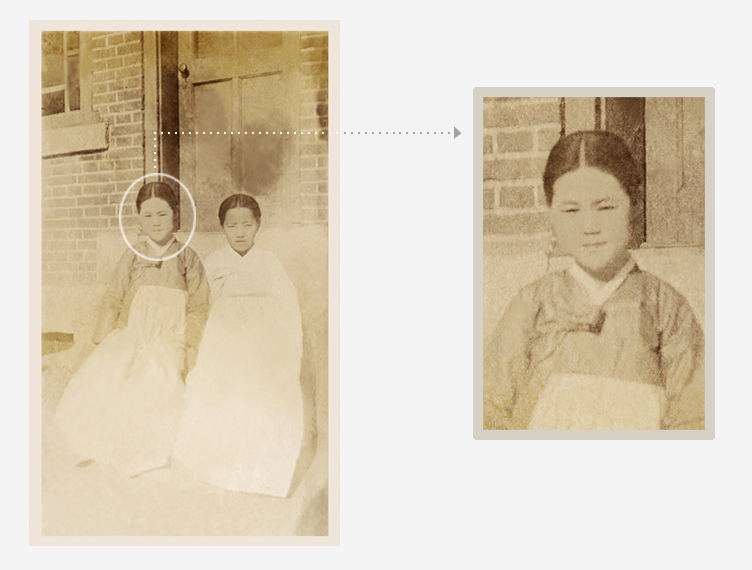 이화여자대학교가 21일 유관순 열사의 이화학당 시절 미공개 사진 2점을 최초 공개했다. 이 사진은 이화역사관에서 소장하고 있는 사진첩 ‘Ewha in the past’에서 발견됐다. 이화여대는 “두 사진 모두 정확한 연대는 알수 없지만 사진속의 모습과 사진 앞뒤로 정리돼 있는 사진들의 연대로 추정, 유관순 열사의 보통과 입학직후인 1915~1916년으로 추정되고 두번째 사진은 고등과 재학시절인 1918년 모습으로 추정된다”고 했다. 유관순 열사는 1915년~1916년 사이 이화학당에 편입해 1918년 이화학당 보통과에 입학했다. 1920년 유관순 열사가 영양실조와 고문후유증으로 순국하자 이화학당 선생이었던 월터가 열사의 시신을 수습해 장례를 치렀다. 정부는 3ㆍ1운동 100주년을 앞두고 유관순 열사에게 최고등급인 건국 훈장을 추서했다.  [이화여대 제공]