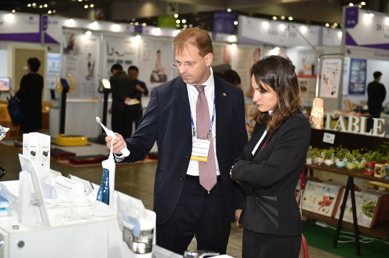 지난해 10월 24일부터 27일까지 나흘간 고양시 킨텍스에서 열린 ‘G-FAIR KOREA 2018’에서 해외 바이어들이 참가기업의 제품을 살펴보고 있다.[경과원 제공]<br />　
지난해 10월 24일부터 27일까지 나흘간 고양시 킨텍스에서 열린 ‘G-FAIR KOREA 2018’에서 해외 바이어들이 참가기업의 제품을 살펴보고 있다.[경과원 제공]
　