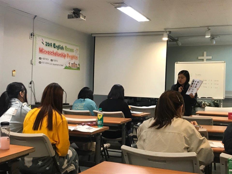 Students study English during an Access program class at Great Vision School, an alternative school for North Korean defectors, located in Uijeongbu, north of Seoul. (Yonhap)