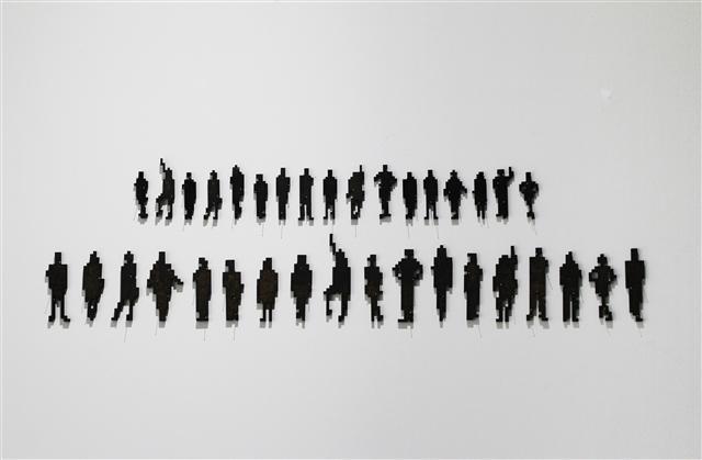 강정헌, <People I know>, 2019 Renewal, laser cut 목판, 가변크기  [수애뇨339 제공]