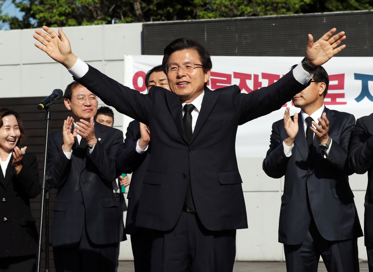 <YONHAP PHOTO-3141> 인천서 지지 호소하는 황교안 대표 (인천=연합뉴스) 윤태현 기자 = 자유한국당 황교안 대표가 21일 오전 인천시 중구 자유공원 내 맥아더 장군 동상에 헌화한 뒤 지지자들에게 지지를 호소하고 있다. 2019.5.21 tomatoyoon@yna.co.kr/2019-05-21 08:58:01/ <저작권자 ⓒ 1980-2019 ㈜연합뉴스. 무단 전재 재배포 금지.>
<YONHAP PHOTO-3141> 인천서 지지 호소하는 황교안 대표 (인천=연합뉴스) 윤태현 기자 = 자유한국당 황교안 대표가 21일 오전 인천시 중구 자유공원 내 맥아더 장군 동상에 헌화한 뒤 지지자들에게 지지를 호소하고 있다. 2019.5.21 tomatoyoon@yna.co.kr/2019-05-21 08:58:01/ <저작권자 ⓒ 1980-2019 ㈜연합뉴스. 무단 전재 재배포 금지.>