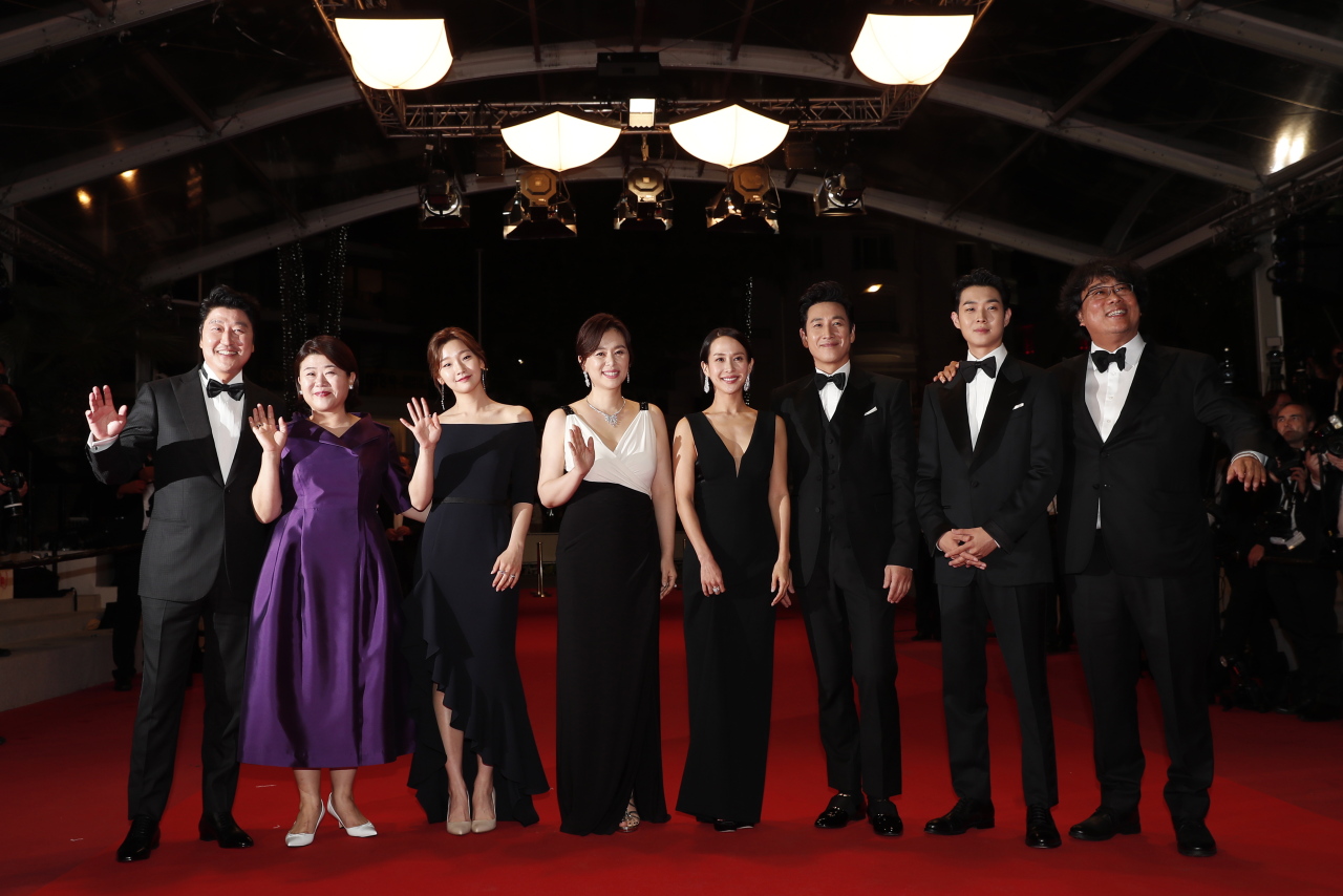(R-L) South Korean director Bong Joon-ho, South Korean actor Choi Woo-shik, South Korean actor Lee Sun-kyun, South Korean actress Cho Yeo-jeong, South korean actress Chang Hyae-jin and South Korean actress Park So-dam, South Korean actress Lee Jung-Eun and South Korean actor Kang-ho Song arrive for the screening of 'Parasite' during the 72nd annual Cannes Film Festival, in Cannes, France, 21 May 2019. The movie is presented in the Official Competition of the festival which runs from 14 to 25 May. (EPA-Yonhap)
