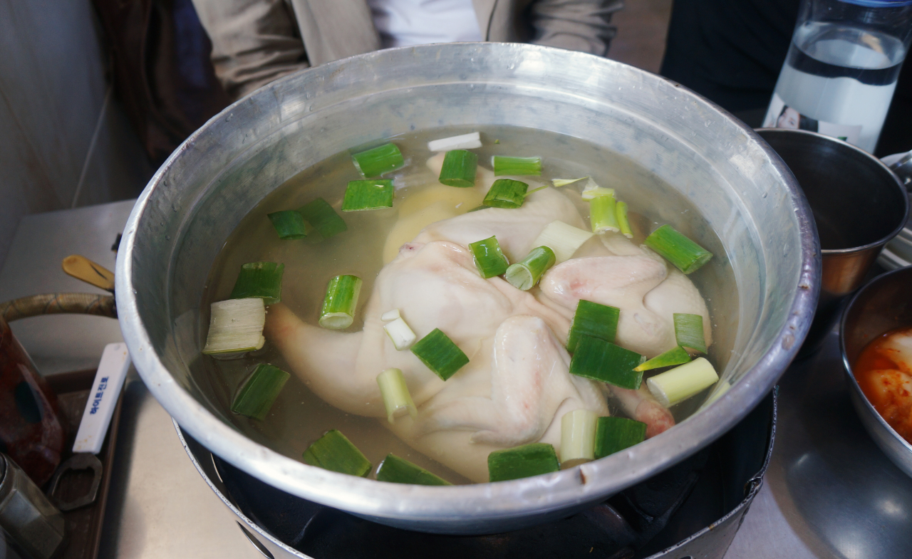 Whole chicken served in a hot pot (Lee Sun-hye / The Korea Herald)