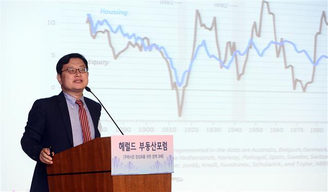 홍춘욱 이코노미스트가 ‘헤럴드 부동산포럼 2019’에서 ‘금융논리로 본 주택시장’을 주제로 첫 발표에 나서고 있다.  [이상섭 기자/babtong@]