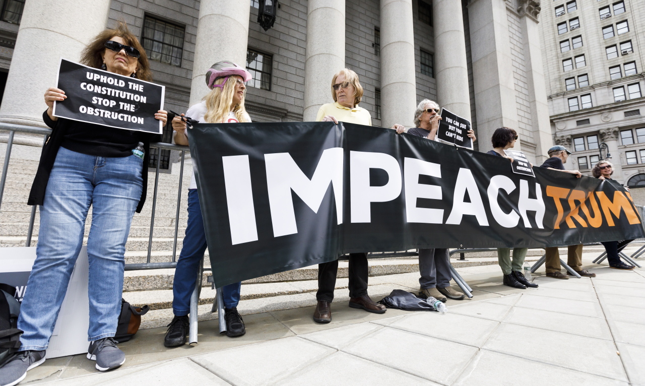 <YONHAP PHOTO-1479> epa07593054 People gather outside of a United States courthouse during a hearing before a federal judge where lawyers for President Trump's children and the Trump Organization were arguing against the release of financial records in New York, New York, USA, 22 May 2019. Trump Organization attorneys are arguing that Deutsche Bank AG and Capital One Financial Corp should be blocked from providing documents subpoenaed by Congressional Democrats investigating President Trump's financial dealings. EPA/JUSTIN LANE/2019-05-23 05:46:19/ <저작권자 ⓒ 1980-2019 ㈜연합뉴스. 무단 전재 재배포 금지.>
<YONHAP PHOTO-1479> epa07593054 People gather outside of a United States courthouse during a hearing before a federal judge where lawyers for President Trump's children and the Trump Organization were arguing against the release of financial records in New York, New York, USA, 22 May 2019. Trump Organization attorneys are arguing that Deutsche Bank AG and Capital One Financial Corp should be blocked from providing documents subpoenaed by Congressional Democrats investigating President Trump's financial dealings. EPA/JUSTIN LANE/2019-05-23 05:46:19/ <저작권자 ⓒ 1980-2019 ㈜연합뉴스. 무단 전재 재배포 금지.>