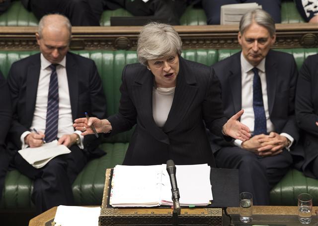 <YONHAP PHOTO-1150> epa07592746 A handout photo made available by the UK Parliament shows British Prime Minister Theresa May (C) addressing members of Parliament during Prime Minister's Questions (PMQs) at the House of Commons in central London, Britain, 22 May 2019. Theresa May in a speech on 22 May 2019 stated that she?is?considering tighter customs ties?with the European Union to try to win over Labour lawmakers for her Brexit deal , but the strategy risks angering Brexiteers in her government. EPA/MARK DUFFY / UK PARLIAMENT / HANDOUT MANDATORY CREDIT: UK PARLIAMENT JESSICA TAYLOR HANDOUT EDITORIAL USE ONLY/NO SALES/2019-05-23 05:23:39/ <저작권자 ⓒ 1980-2019 ㈜연합뉴스. 무단 전재 재배포 금지.>
