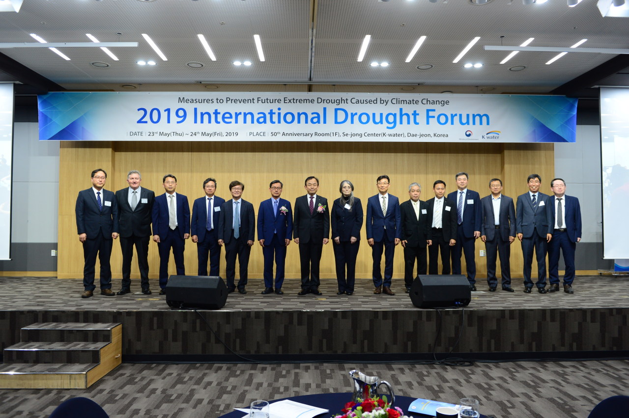 Participants of 2019 International Drought Forum, a conference for drought and climate change, pose during the opening ceremony at K-Water’s head office in Daejeon on Thursday. (K-Water)