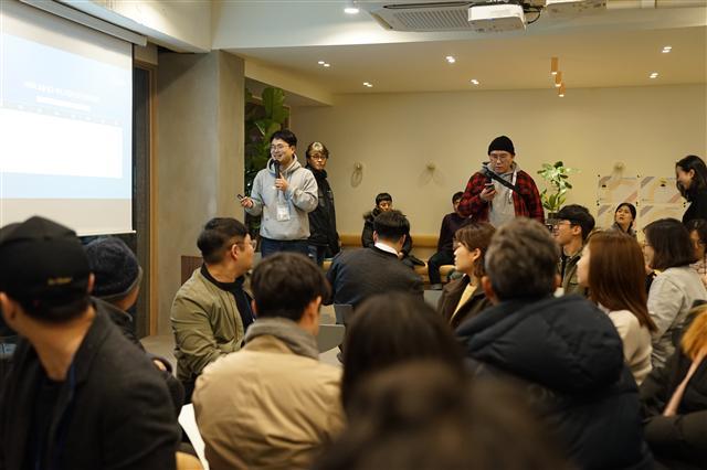 전북 군산 영화동 구도심에 위치한 ‘로컬라이즈 군산 타운’ 전경(사진 왼쪽), 타운 2층에 위치한 소셜벤처를 위한 공유오피스(가운데), 소셜벤처 교육이 진행되고 있는 모습.  [SK E&S 제공]