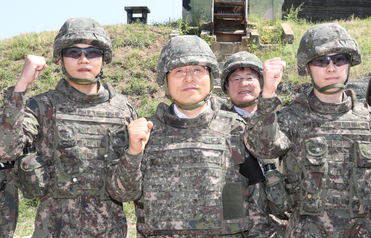 <YONHAP PHOTO-2663> 파이팅 외치는 황교안 대표 (철원=연합뉴스) 이진욱 기자 = 자유한국당 황교안 대표가 23일 강원도 철원군에 있는 육군 3사단을 방문, GP(감시초소) 철거 현장을 둘러본 뒤 부대 관계자들과 파이팅을 외치고 있다. 2019.5.23 cityboy@yna.co.kr/2019-05-23 13:46:12/ <저작권자 ⓒ 1980-2019 ㈜연합뉴스. 무단 전재 재배포 금지.>
<YONHAP PHOTO-2663> 파이팅 외치는 황교안 대표 (철원=연합뉴스) 이진욱 기자 = 자유한국당 황교안 대표가 23일 강원도 철원군에 있는 육군 3사단을 방문, GP(감시초소) 철거 현장을 둘러본 뒤 부대 관계자들과 파이팅을 외치고 있다. 2019.5.23 cityboy@yna.co.kr/2019-05-23 13:46:12/ <저작권자 ⓒ 1980-2019 ㈜연합뉴스. 무단 전재 재배포 금지.>
