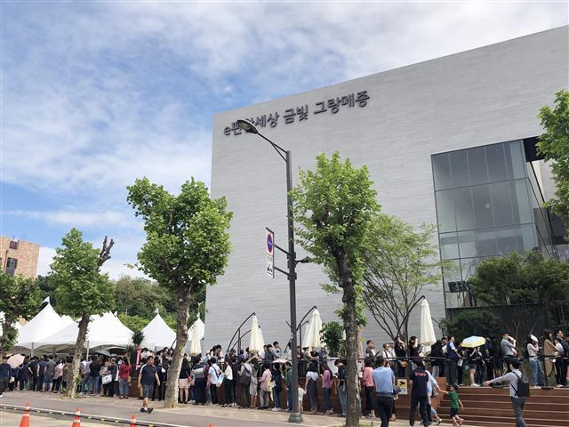 23일 1순위 청약접수를 받은  성남시 ‘e편한세상 금빛그랑메종’이 평균 8.51대1로 청약접수를 모두 마감했다. 이 아파트 견본주택에 들어가기 위해 사람들이 줄을 서고 있다.