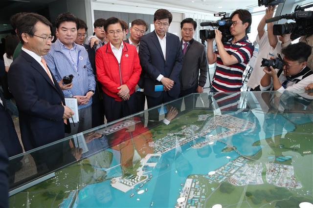 자유한국당 황교안 대표가 24일 오전 경기도 평택항 마린센터를 방문해 미세먼지 현황 관련 브리핑을 듣고 평택·당진항 개발 계획도를 살펴보고 있다.    [연합]