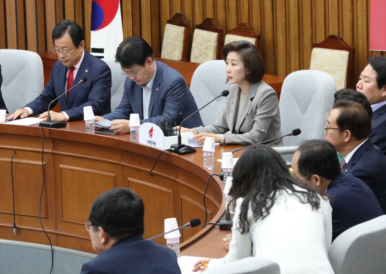 <YONHAP PHOTO-2991> 발언하는 나경원 원내대표 (서울=연합뉴스) 이진욱 기자 = 자유한국당 나경원 원내대표가 24일 오전 국회에서 열린 원내대책회의에서 발언하고 있다. 2019.5.24 cityboy@yna.co.kr/2019-05-24 10:48:23/ <저작권자 ⓒ 1980-2019 ㈜연합뉴스. 무단 전재 재배포 금지.>
<YONHAP PHOTO-2991> 발언하는 나경원 원내대표 (서울=연합뉴스) 이진욱 기자 = 자유한국당 나경원 원내대표가 24일 오전 국회에서 열린 원내대책회의에서 발언하고 있다. 2019.5.24 cityboy@yna.co.kr/2019-05-24 10:48:23/ <저작권자 ⓒ 1980-2019 ㈜연합뉴스. 무단 전재 재배포 금지.>