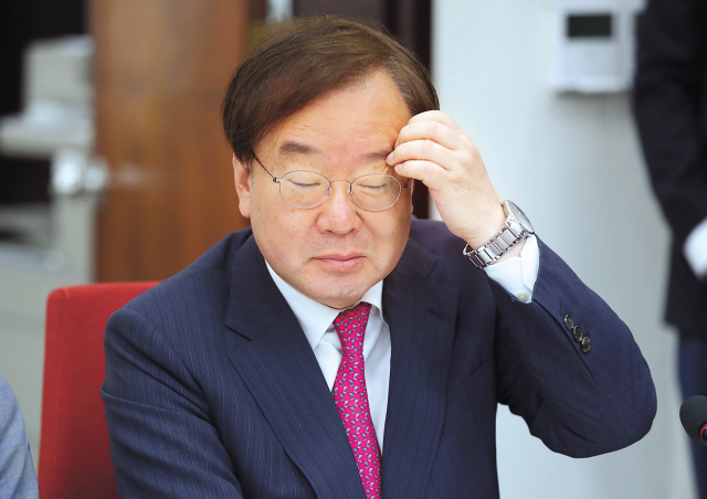 최근 기자회견에서 한미정상회담 조율 과정과 통화 내용을 자세히 공개해 논란을 일으켰던 자유한국당 강효상 의원이 23일 오전 여의도 국회 원내대표실에서 열린 청와대 특감반 진상조사단 회의에 참석하고 있다. 이와 관련해 청와대는 전날 한미정상 통화 내용을 강 의원에게 유출한 외교관을 적발한 것으로 알려졌다.    [연합]