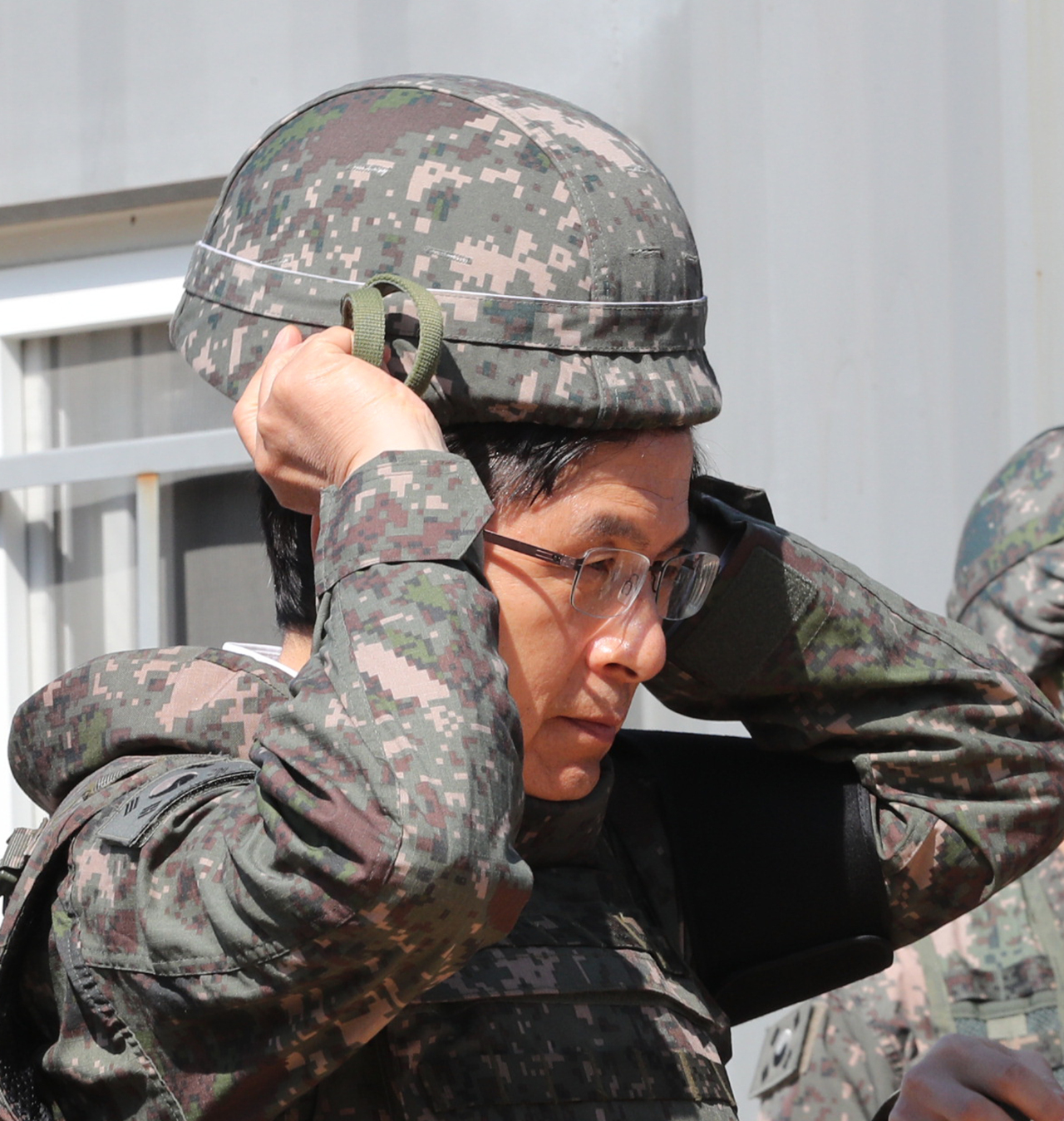 [김수한의 리썰웨펀]최전방 순시한 황교안, 방탄모 착용장면 많았던 이유