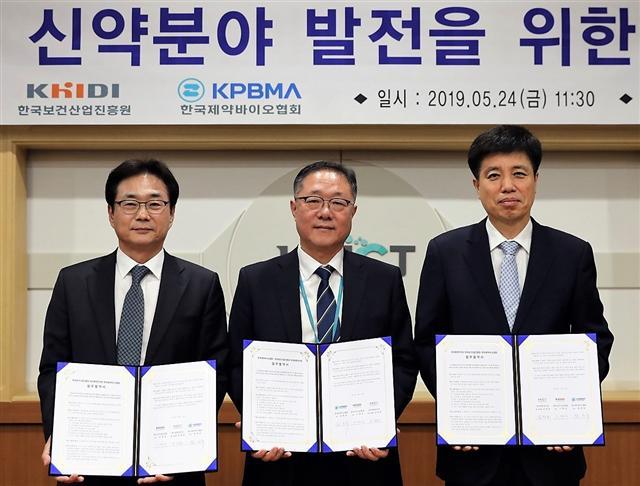 원희목 한국제약바이오협회장, 김창균 한국화학연구원 원장 대행, 이영찬 보건산업진흥원장(왼쪽부터)이 협력양해각서를 체결한 후 기념사진을 찍고 있다.  [화학연구원 제공]