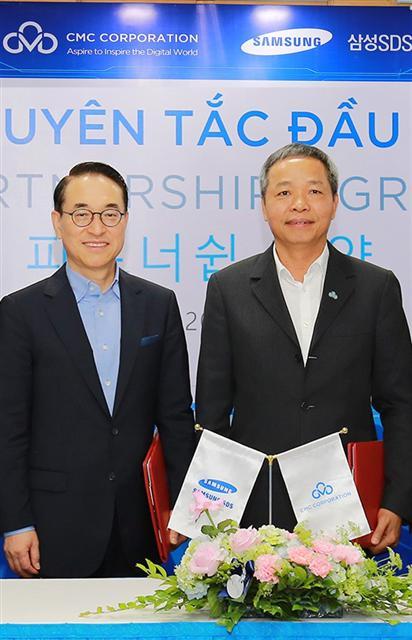 홍원표(왼쪽) 삼성SDS 대표이사사장과 응우웬 쭝 찡 CMC 대표이사 회장.  [삼성SDS 제공]